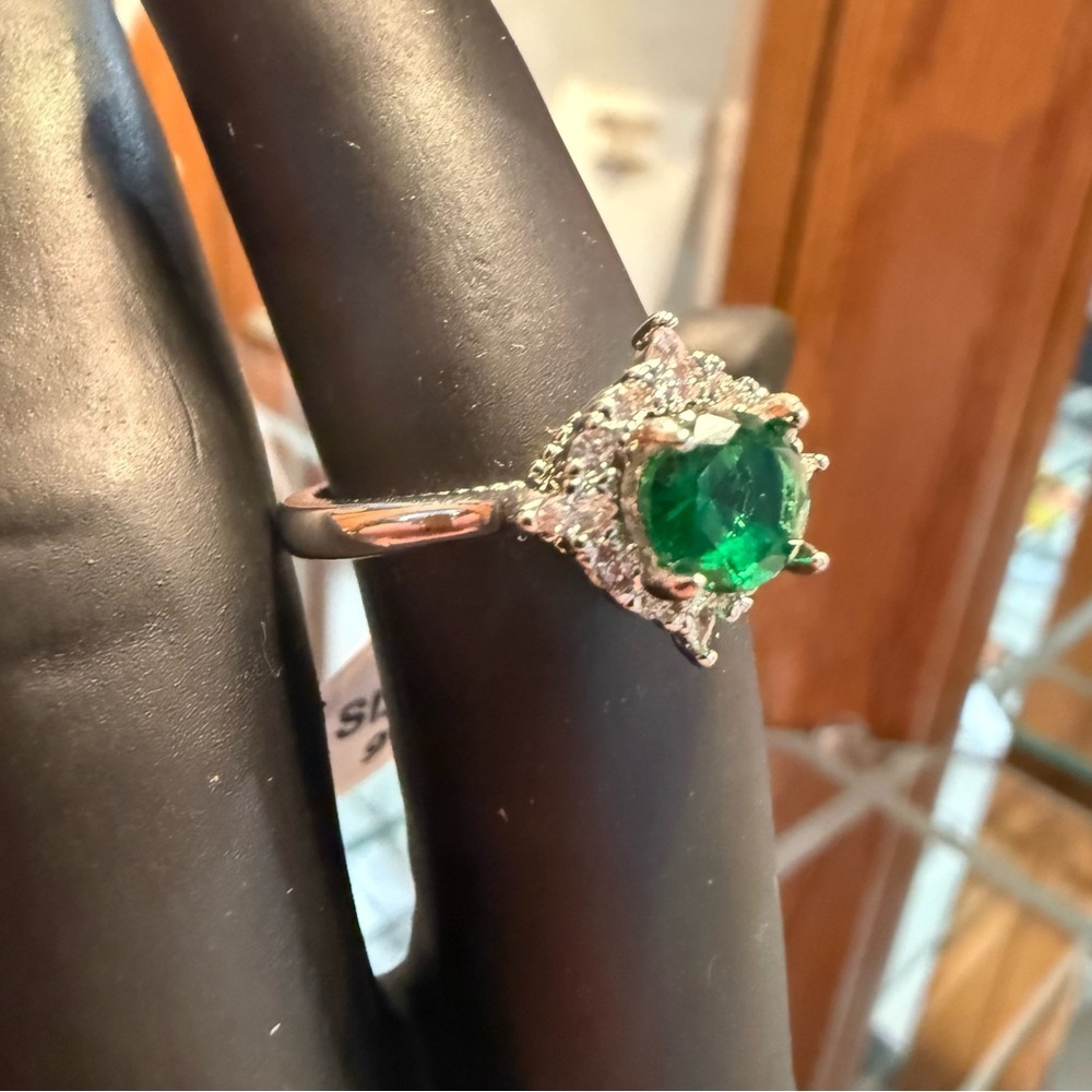 Elegant Silver and Green Gemstone Ring Size 9 engagement promise ring gift - Picture 7 of 9